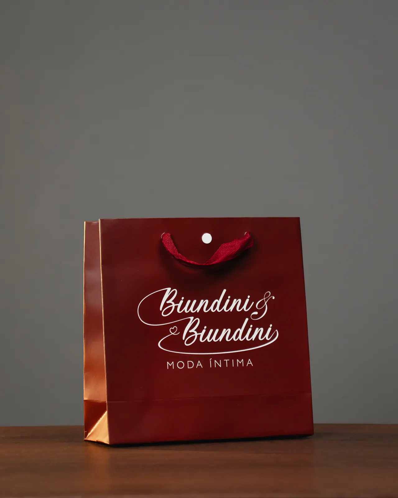 Sacola de papel vinho personalizada Biundini & Biundini